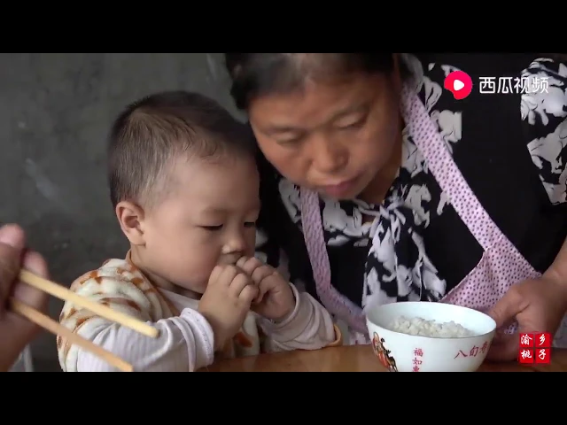 渝乡桃子 : 小姨来家玩,妈妈炒菜爸爸烧火,一会儿就炒了三道家常菜!
